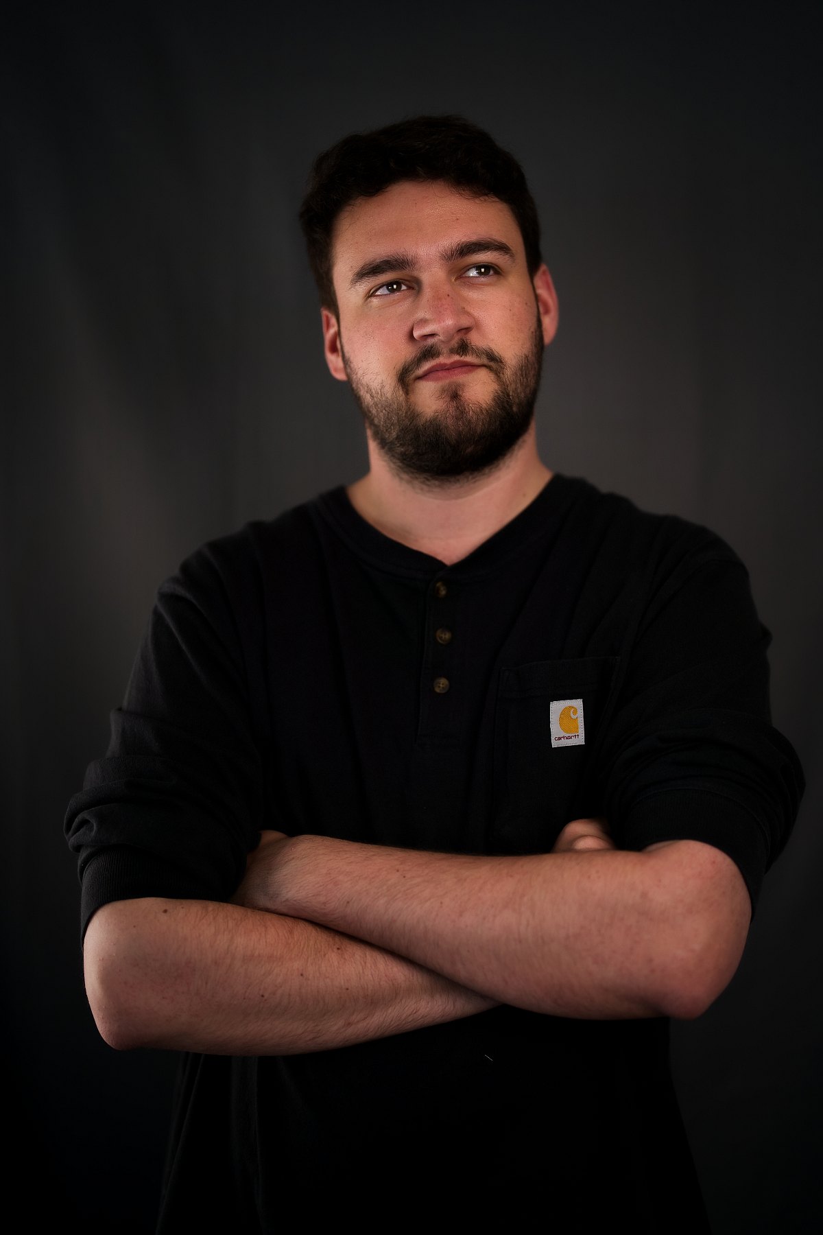 Dario Bigi, Porträtfotograf am Zürichsee, vor dunklem Studiohintergrund